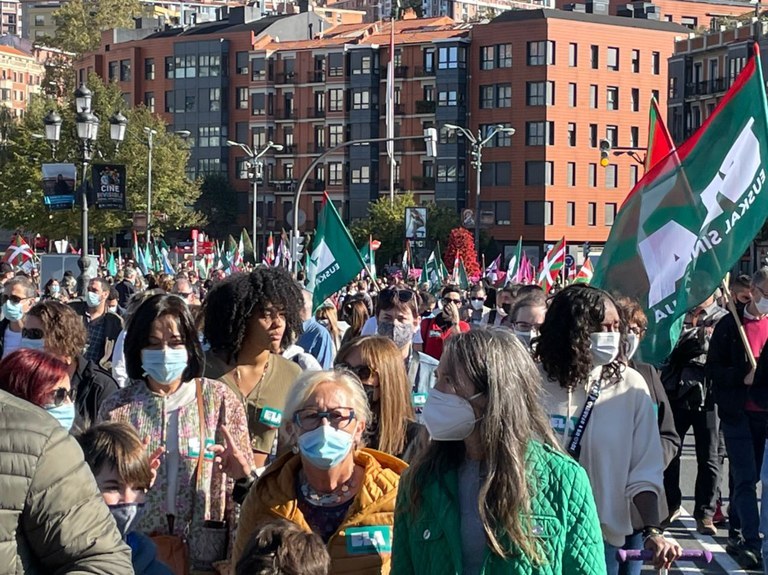 Des milliers de personnes sont descendues dans les rues pour exiger au PNV, à Bildu et à Podemos d’empêcher Sánchez d’appliquer des coupes aux pensions Des milliers de personnes sont descendues dans les rues pour exiger au PNV, à Bildu et à Podemos d’empêcher Sánchez d’appliquer des coupes aux pensions